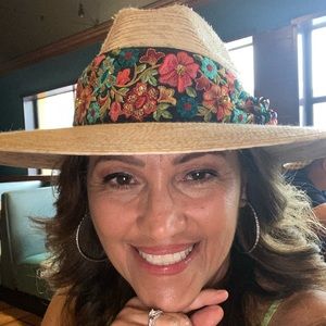 Meet your Posher, Deedee